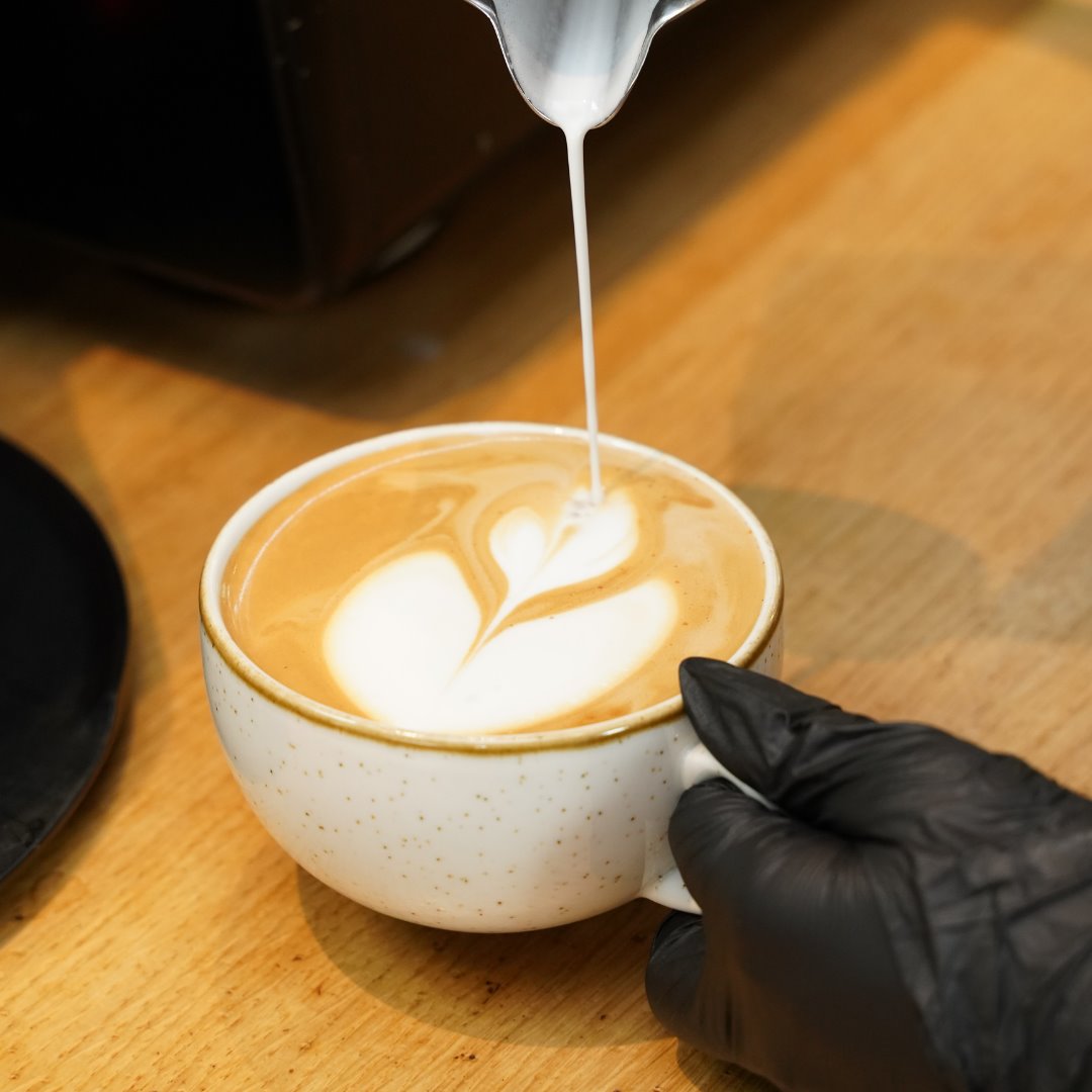Latte art hos Armlæn Lounge Café i Randers Storcenter. 